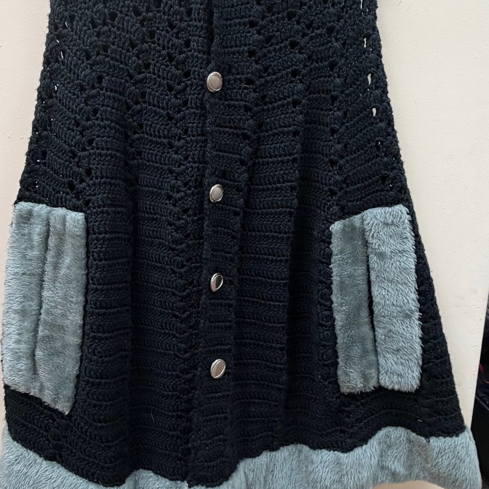 Lady Lucy Knit Cape Women OS Black Gray Faux Fur Trim Vintage Crochet Button Up